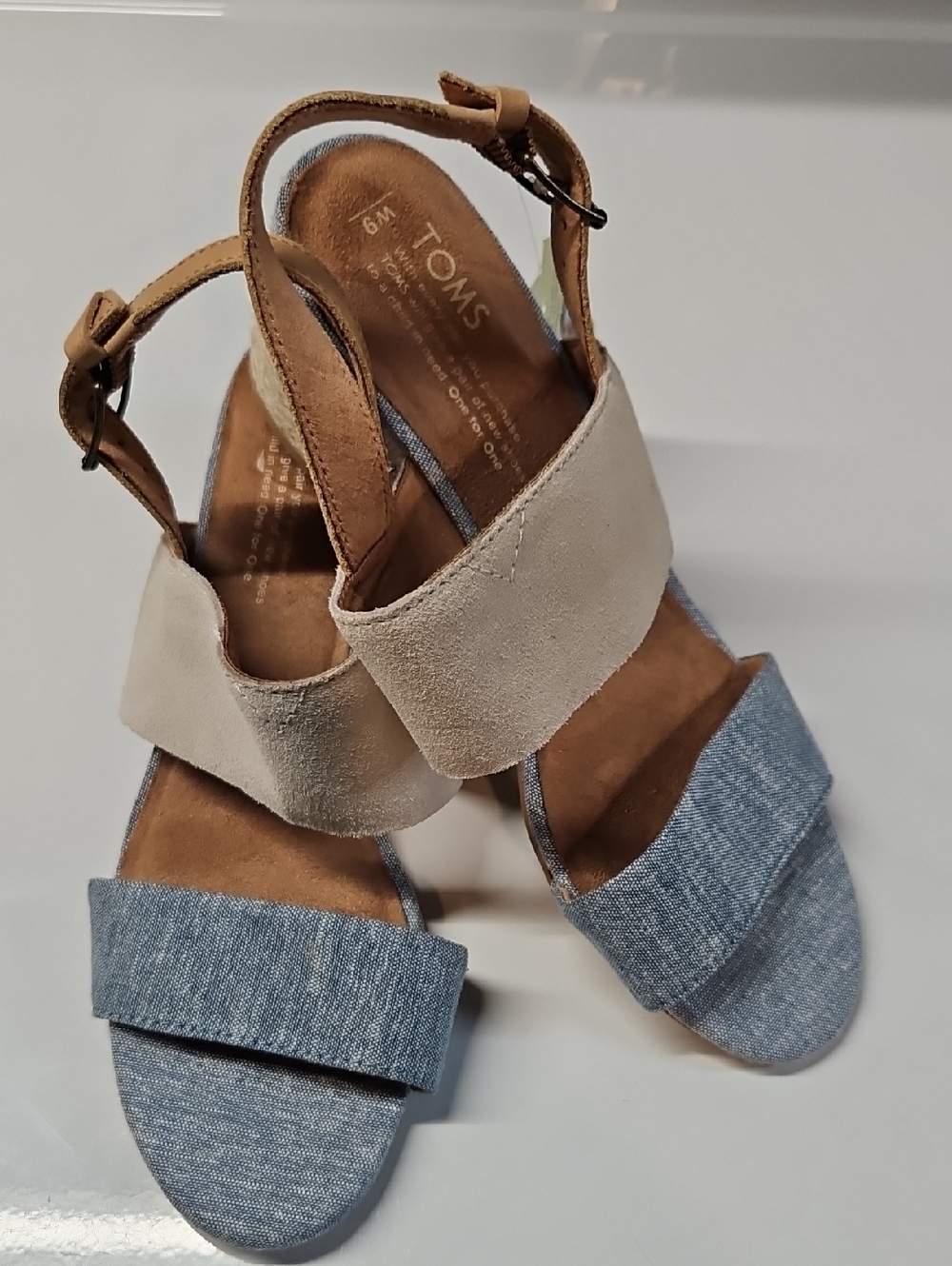 TOMS POPPY BLOCK HEELS TAPOPPY BLOCK HEELS, BLUE AND TAN SANDALS. SIZE 9 NEW